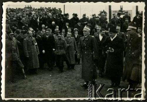 15.11.1936, Wyrzysk, woj. poznańskie, Polska.
Uroczystość przekazania broni ufundowanej przez ludność powiatu wyrzyskiego z udziałem marszałka Edwarda Rydza-Śmigłego. Przy marszałku idzie starosta wyrzyski Ludwik Muzyczka (w białym szaliku i cylindrze).
Fot. NN, kolekcja Jana Gozdawy-Gołębiowskiego, zbiory Ośrodka KARTA