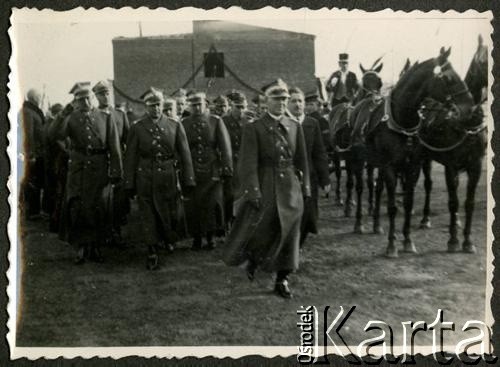 15.11.1936, Wyrzysk, woj. poznańskie, Polska.
Uroczystość przekazania broni ufundowanej przez ludność powiatu wyrzyskiego z udziałem marszałka Edwarda Rydza-Śmigłego. Na drugim planie m.in. starosta wyrzycki Ludwik Muzyczka (w białym szaliku) i gen. Tadeusz Kasprzycki (2. z lewej).
Fot. NN, kolekcja Jana Gozdawy-Gołębiowskiego, zbiory Ośrodka KARTA