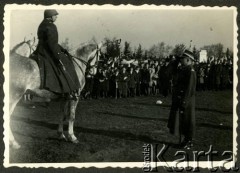 15.11.1936, Wyrzysk, woj. poznańskie, Polska.
Uroczystość przekazania broni ufundowanej przez ludność powiatu wyrzyskiego. Marszałek Edward Rydz-Śmigły przyjmuje meldunek od żołnierza 61 Pułku Piechoty Wielkopolskiej.
Fot. NN, kolekcja Jana Gozdawy-Gołębiowskiego, zbiory Ośrodka KARTA