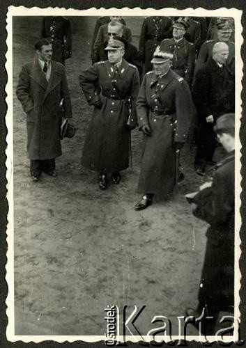 15.11.1936, Wyrzysk, woj. poznańskie, Polska.
Uroczystość przekazania broni ufundowanej przez ludność powiatu wyrzyskiego z udziałem marszałka Edwarda Rydza-Śmigłego.
Fot. NN, kolekcja Jana Gozdawy-Gołębiowskiego, zbiory Ośrodka KARTA