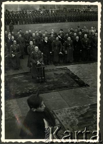 15.11.1936, Wyrzysk, woj. poznańskie, Polska.
Uroczystość przekazania broni ufundowanej przez ludność powiatu wyrzyskiego z udziałem marszałka Edwarda Rydza-Śmigłego. Na drugim planie m.in. wojewoda poznański Artur Maruszewski (w białym szaliku, w środku), przy nim kolejno od prawej gen. Wiktor Thommee, gen. Edmund Knoll-Kownacki, starosta krajowy Ludwik Begale.
Fot. NN, kolekcja Jana Gozdawy-Gołębiowskiego, zbiory Ośrodka KARTA