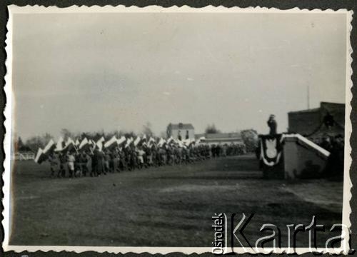 15.11.1936, Wyrzysk, woj. poznańskie, Polska.
Uroczystość przekazania broni ufundowanej przez ludność powiatu wyrzyskiego. Marszałek Edward Rydz-Śmigły odbiera defiladę. 
Fot. NN, kolekcja Jana Gozdawy-Gołębiowskiego, zbiory Ośrodka KARTA