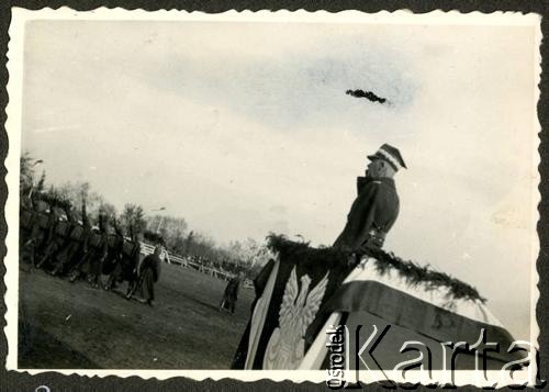 15.11.1936, Wyrzysk, woj. poznańskie, Polska.
Uroczystość przekazania broni ufundowanej przez ludność powiatu wyrzyskiego. Marszałek Edward Rydz-Śmigły odbiera defiladę. 
Fot. NN, kolekcja Jana Gozdawy-Gołębiowskiego, zbiory Ośrodka KARTA