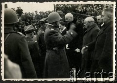 15.11.1936, Wyrzysk, woj. poznańskie, Polska.
Uroczystość przekazania broni ufundowanej przez ludność powiatu wyrzyskiego z udziałem marszałka Edwarda Rydza-Śmigłego. Żołnierze 61 Pułku Piechoty Wielkopolskiej i urzędnicy państwowi.
Fot. NN, kolekcja Jana Gozdawy-Gołębiowskiego, zbiory Ośrodka KARTA