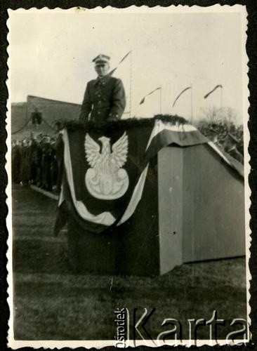 15.11.1936, Wyrzysk, woj. poznańskie, Polska.
Uroczystość przekazania broni ufundowanej przez ludność powiatu wyrzyskiego. Marszałek Edward Rydz-Śmigły odbiera defiladę. 
Fot. NN, kolekcja Jana Gozdawy-Gołębiowskiego, zbiory Ośrodka KARTA