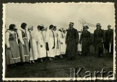 15.11.1936, Wyrzysk, woj. poznańskie, Polska.
Uroczystość przekazania broni ufundowanej przez ludność powiatu wyrzyskiego z udziałem marszałka Edwarda Rydza-Śmigłego. Powitanie zorganizowane przez mieszkanki powiatu, z tej okazji ubrane w stroje regionalne. 
Fot. NN, kolekcja Jana Gozdawy-Gołębiowskiego, zbiory Ośrodka KARTA