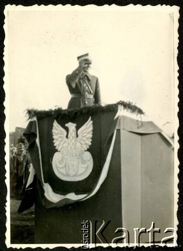 15.11.1936, Wyrzysk, woj. poznańskie, Polska.
Uroczystość przekazania broni ufundowanej przez ludność powiatu wyrzyskiego. Marszałek Edward Rydz-Śmigły odbiera defiladę. 
Fot. NN, kolekcja Jana Gozdawy-Gołębiowskiego, zbiory Ośrodka KARTA