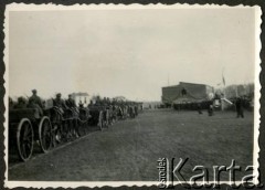 15.11.1936, Wyrzysk, woj. poznańskie, Polska.
Uroczystość przekazania broni ufundowanej przez ludność powiatu wyrzyskiego z udziałem marszałka Edwarda Rydza-Śmigłego.
Fot. NN, kolekcja Jana Gozdawy-Gołębiowskiego, zbiory Ośrodka KARTA