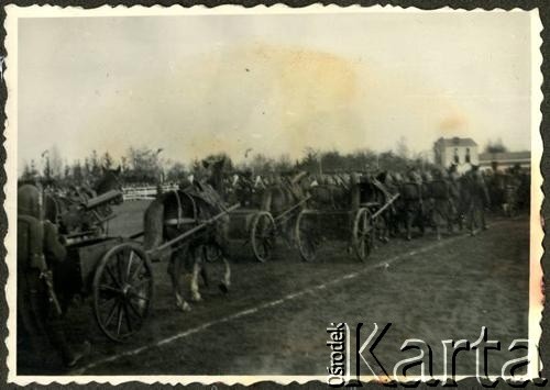 15.11.1936, Wyrzysk, woj. poznańskie, Polska.
Uroczystość przekazania broni ufundowanej przez ludność powiatu wyrzyskiego z udziałem marszałka Edwarda Rydza-Śmigłego.
Fot. NN, kolekcja Jana Gozdawy-Gołębiowskiego, zbiory Ośrodka KARTA