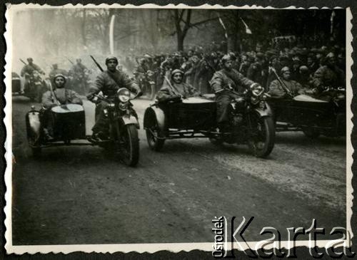 15.09.1937, Bydgoszcz, Polska.
Defilada na zakończenie Manewrów Pomorskich.
Fot. NN, kolekcja Jana Gozdawy-Gołębiowskiego, zbiory Ośrodka KARTA.