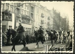 19.03.1936, Warszawa, Polska.
Defilada w dniu imienin ś.p. Józefa Piłsudskiego. Oddział Policji Państwowej w Alejach Ujazdowskich.
Fot. NN, kolekcja Jana Gozdawy-Gołębiowskiego, zbiory Ośrodka KARTA