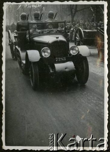 15.09.1937, Bydgoszcz, Polska.
Defilada na zakończenie Manewrów Pomorskich. W samochodzie żołnierze artylerii zmotoryzowanej.
Fot. NN, kolekcja Jana Gozdawy-Gołębiowskiego, zbiory Ośrodka KARTA