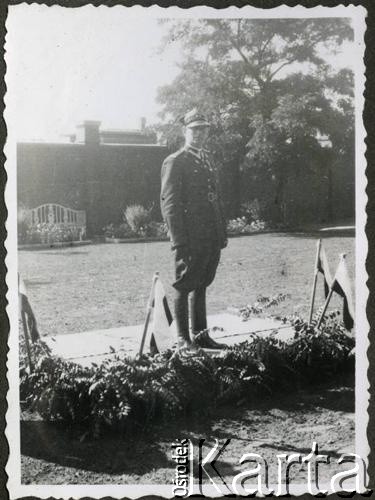 1936-1937, Bydgoszcz, woj. pomorskie, Polska. 
Dowódca 8 Batalionu Pancernego Wojska Polskiego podpułkownik Andrzej Meyer na terenie koszar garnizonu prawdopodobnie przy ul. Warszawskiej.
Fot. NN, kolekcja Jana Gozdawy-Gołębiowskiego, zbiory Ośrodka KARTA