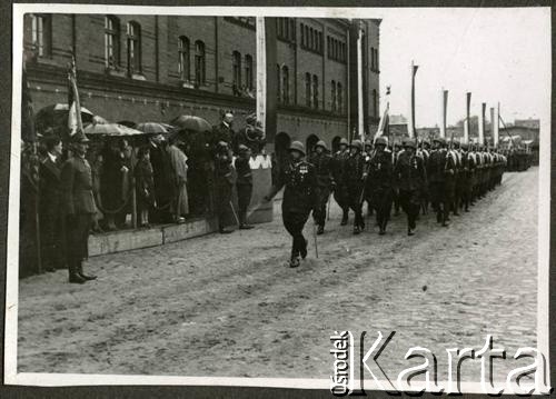 1936-1937, Bydgoszcz, woj. pomorskie, Polska. 
Defilada absolwentów Szkoły Podoficerskiej na terenie koszar garnizonu prawdopodobnie przy ul. Warszawskiej.  
Fot. NN, kolekcja Jana Gozdawy-Gołębiowskiego, zbiory Ośrodka KARTA