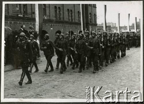 1936-1937, Bydgoszcz, woj. pomorskie, Polska. 
Absolwenci Szkoły Podoficerskiej podczas defilady na terenie koszar garnizonu prawdopodobnie przy ul. Warszawskiej.
Fot. NN, kolekcja Jana Gozdawy-Gołębiowskiego, zbiory Ośrodka KARTA