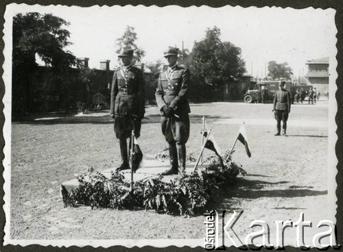 1936-1937, Bydgoszcz, woj. pomorskie, Polska. 
Dowódca 8 Batalionu Pancernego Wojska Polskiego podpułkownik Andrzej Meyer (z prawej) podczas defilady na terenie koszar garnizonu prawdopodobnie przy ul. Warszawskiej.
Fot. NN, kolekcja Jana Gozdawy-Gołębiowskiego, zbiory Ośrodka KARTA