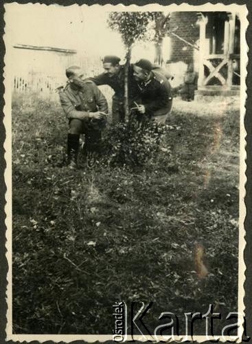 1936-1937, Bydgoszcz, woj. pomorskie, Polska. 
Podoficerowie plutonu łączności 8 Batalionu Pancernego Wojska Polskiego.
Fot. NN, kolekcja Jana Gozdawy-Gołębiowskiego, zbiory Ośrodka KARTA