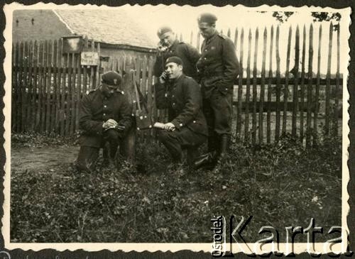 1936-1937, Bydgoszcz, woj. pomorskie, Polska. 
Żołnierze z patrolu telefonicznego plutonu łączności 8 Batalionu Pancernego Wojska Polskiego podczas kursu instruktorskiego dla podoficerów. 
Fot. NN, kolekcja Jana Gozdawy-Gołębiowskiego, zbiory Ośrodka KARTA