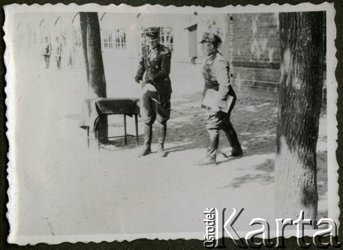 1936-1937, Bydgoszcz, woj. pomorskie, Polska. 
Dowódca 8 Batalionu Pancernego Wojska Polskiego podpułkownik Andrzej Meyer zwija flagę po zakończeniu roku szkolnego Szkoły Podoficerskiej na terenie koszar garnizonu prawdopodobnie przy ul. Warszawskiej.
Fot. NN, kolekcja Jana Gozdawy-Gołębiowskiego, zbiory Ośrodka KARTA