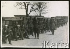 1936-1937, Bydgoszcz, woj. pomorskie, Polska. 
Kolumna samochodów z żołnierzami 8 Batalionu Pancernego Wojska stoi przy drodze.
Fot. NN, kolekcja Jana Gozdawy-Gołębiowskiego, zbiory Ośrodka KARTA