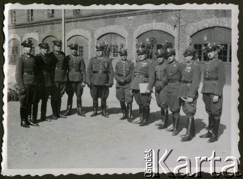 1936-1937, Bydgoszcz, woj. pomorskie, Polska. 
Delegacja podoficerów Wojska Polskiego z garnizonu biorąca udział w zakończeniu roku szkolnego Szkoły Podoficerskiej na terenie koszar garnizonu prawdopodobnie przy ul. Warszawskiej.
Fot. NN, kolekcja Jana Gozdawy-Gołębiowskiego, zbiory Ośrodka KARTA