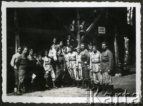 1936-1937, Bydgoszcz, woj. pomorskie, Polska. 
Grupa żołnierzy 8 Batalionu Pancernego Wojska Polskiego przed garażem dla czołgów i samochodów pancernych. 
Fot. NN, kolekcja Jana Gozdawy-Gołębiowskiego, zbiory Ośrodka KARTA