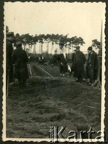 1936-1937, Bydgoszcz, woj. pomorskie, Polska. 
Żołnierz z 8 Batalionu Pancernego Wojska Polskiego bierze udział w próbie sprawności fizycznej w celu zdobycia Państwowej Odznaki Sportowej. Na zdjęciu mężczyzna skacze w dal. 
Fot. NN, kolekcja Jana Gozdawy-Gołębiowskiego, zbiory Ośrodka KARTA