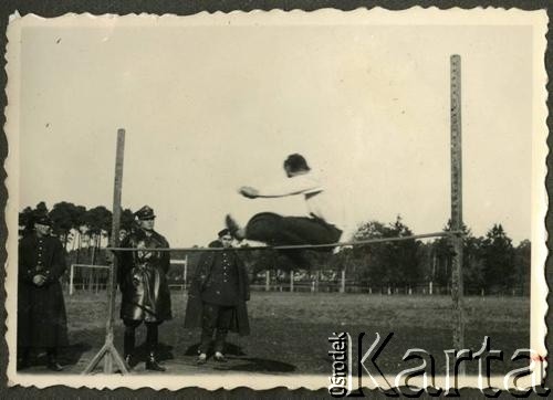 1936-1937, Bydgoszcz, woj. pomorskie, Polska. 
Próba sprawności fizycznej w celu zdobycia Państwowej Odznaki Sportowej. Żołnierz z 8 Batalionu Pancernego Wojska Polskiego skacze wzwyż. 
Fot. NN, kolekcja Jana Gozdawy-Gołębiowskiego, zbiory Ośrodka KARTA