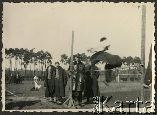 1936-1937, Bydgoszcz, woj. pomorskie, Polska. 
Próba na Państwową Odznakę Sportową. Żołnierz z 8 Batalionu Pancernego Wojska Polskiego bierze udział w drugiej grupie sprawnosci fizycznych - skoku wzwyż. 
Fot. NN, kolekcja Jana Gozdawy-Gołębiowskiego, zbiory Ośrodka KARTA