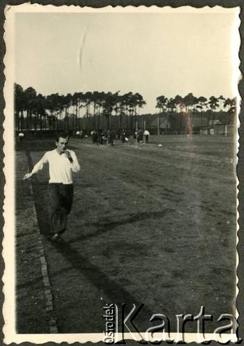 1936-1937, Bydgoszcz, woj. pomorskie, Polska. 
Próba na Państwową Odznakę Sportową. Żołnierz z 8 Batalionu Pancernego Wojska Polskiego bierze udział w trzeciej grupie sprawności fizycznych - biegu na 800 m. 
Fot. NN, kolekcja Jana Gozdawy-Gołębiowskiego, zbiory Ośrodka KARTA