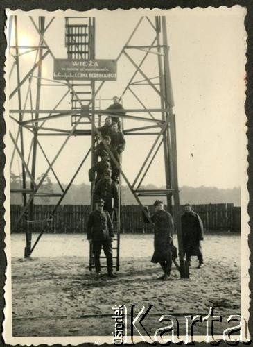 1936-1937, Bydgoszcz, woj. pomorskie, Polska. 
Żołnierze 8 Batalionu Pancernego Wojska Polskiego podczas ćwiczeń na wieży spadochronowej im. generała dywizji inżyniera Leona Berbeckiego.  
Fot. NN, kolekcja Jana Gozdawy-Gołębiowskiego, zbiory Ośrodka KARTA