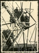1936-1937, Bydgoszcz, woj. pomorskie, Polska. 
Żołnierze 8 Batalionu Pancernego Wojska Polskiego wchodzą na wieżę spadochronową imienia generała dywizji inżyniera Leona Berbeckiego.
Fot. NN, kolekcja Jana Gozdawy-Gołębiowskiego, zbiory Ośrodka KARTA