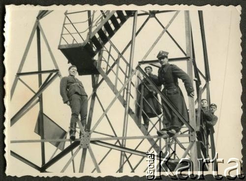 1936-1937, Bydgoszcz, woj. pomorskie, Polska. 
Żołnierze 8 Batalionu Pancernego Wojska Polskiego stoją  na wieży spadochronowej imienia generała dywizji inżyniera Leona Berbeckiego.
Fot. NN, kolekcja Jana Gozdawy-Gołębiowskiego, zbiory Ośrodka KARTA