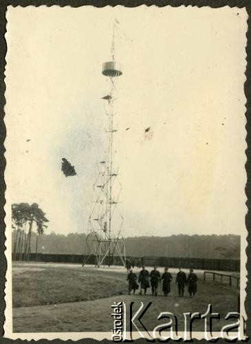 1936-1937, Bydgoszcz, woj. pomorskie, Polska. 
Grupa żołnierzy 8 Batalionu Pancernego Wojska Polskiego wraca z zajęć terenowych. Za nimi widoczna wieża spadochronowa im. generała dywizji inż. Leona Berbeckiego.
Fot. NN, kolekcja Jana Gozdawy-Gołębiowskiego, zbiory Ośrodka KARTA