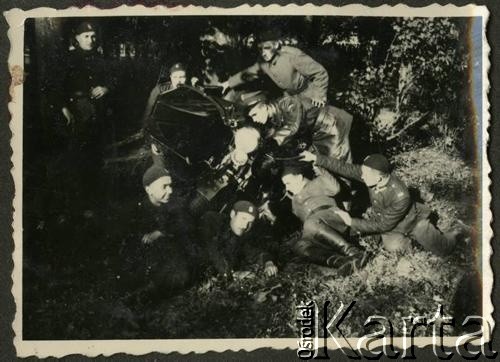 1936-1937, Bydgoszcz, woj. pomorskie, Polska. 
Żołnierz z 8 Batalionu Pancernego Wojska Polskiego podczas ćwiczeń terenowych z motocyklem Sokół 1000 M111. 
Fot. NN, kolekcja Jana Gozdawy-Gołębiowskiego, zbiory Ośrodka KARTA