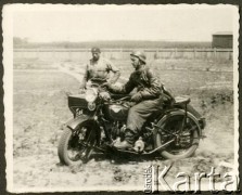 1936-1937, Bydgoszcz, woj. pomorskie, Polska. 
Żołnierz z kompanii motorowej 8 Batalionu Pancernego Wojska Polskiego na motocyklu Sokół 1000 M111. 
Fot. NN, kolekcja Jana Gozdawy-Gołębiowskiego, zbiory Ośrodka KARTA