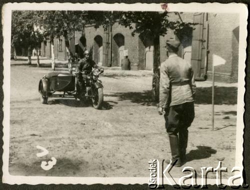 1936-1937, Bydgoszcz, woj. pomorskie, Polska. 
Żołnierz z kompanii motorowej 8 Batalionu Pancernego Wojska Polskiego podczas ćwiczeń z motocyklem Sokół 1000 M111. 
Fot. NN, kolekcja Jana Gozdawy-Gołębiowskiego, zbiory Ośrodka KARTA