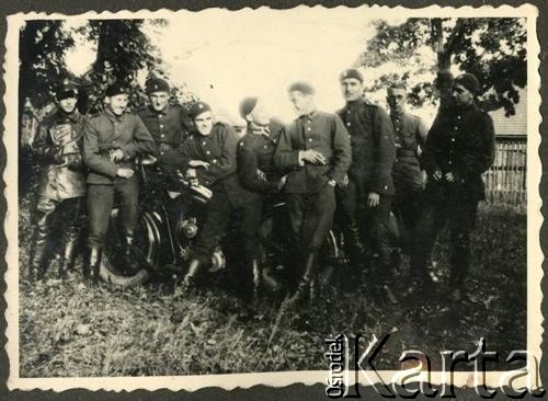 1936-1937, Bydgoszcz, woj. pomorskie, Polska. 
Żołnierze z kompanii motorowej 8 Batalionu Pancernego Wojska Polskiego odpoczywają w czasie przerwy podczas ćwiczeń terenowych.
Fot. NN, kolekcja Jana Gozdawy-Gołębiowskiego, zbiory Ośrodka KARTA