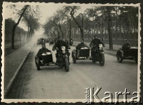 Ok. 11.06.1936, Bydgoszcz, woj. pomorskie, Polska. 
Żołnierze kompanii motorowej 8 Batalionu Pancernego Wojska Polskiego na motocyklach Sokół 1000 M111 podczas próbnej defilady przed świętem batalionowym.
Fot. NN, kolekcja Jana Gozdawy-Gołębiowskiego, zbiory Ośrodka KARTA