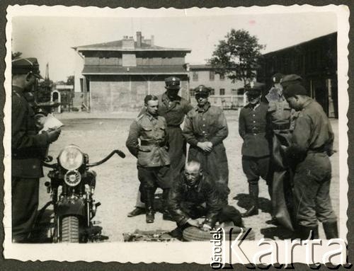 1936-1937, Bydgoszcz, woj. pomorskie, Polska. 
Żołnierz kompanii motorowej 8 Batalionu Pancernego Wojska Polskiego ćwiczy zmianę opony w kole motocyklu Sokół 1000 M111.
Fot. NN, kolekcja Jana Gozdawy-Gołębiowskiego, zbiory Ośrodka KARTA