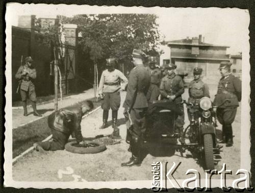 1936-1937, Bydgoszcz, woj. pomorskie, Polska. 
Ćwiczenia kompanii motorowej 8 Batalionu Pancernego Wojska Polskiego. Żołnierz trenuje zmianę opony w kole motocykla Sokół 1000 M111. 
Fot. NN, kolekcja Jana Gozdawy-Gołębiowskiego, zbiory Ośrodka KARTA