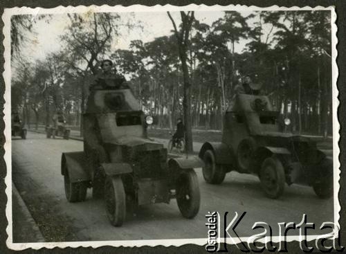 Ok. 11.06.1936, Bydgoszcz, woj. pomorskie, Polska. 
Żołnierze 8 Batalionu Pancernego Wojska Polskiego w samochodach pancernych wz. 34 uczestniczą w próbnej defiladzie przed świętem batalionowym.
Fot. NN, kolekcja Jana Gozdawy-Gołębiowskiego, zbiory Ośrodka KARTA