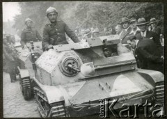 11.06.1936, Bydgoszcz, woj. pomorskie, Polska. 
Święto 8 Batalionu Pancernego Wojska Polskiego. Żołnierze na tankietkach TKS uczestniczą w defiladzie.
Fot. NN, kolekcja Jana Gozdawy-Gołębiowskiego, zbiory Ośrodka KARTA