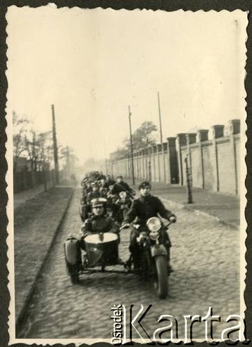 11.06.1936, Bydgoszcz, woj. pomorskie, Polska. 
Kompanie motorowe 8 Batalionu Pancernego Wojska Polskiego wracają po defiladzie do garnizonu. Na pierwszym planie motocykl Sokół 1000 M111.
Fot. NN, kolekcja Jana Gozdawy-Gołębiowskiego, zbiory Ośrodka KARTA