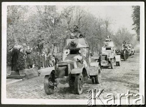 11.06.1936, Bydgoszcz, woj. pomorskie, Polska. 
Święto 8 Batalionu Pancernego Wojska Polskiego. Żołnierze w samochodach pancernych wz. 34 podczas defilady.
Fot. NN, kolekcja Jana Gozdawy-Gołębiowskiego, zbiory Ośrodka KARTA