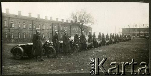 1931-1937, Brześć nad Bugiem, woj. poleskie, Polska.
Garnizon wojskowy. Żołnierze kompanii motorowych 4 Batalionu Pancernego Wojska Polskiego (do 1935 r. 4 Dywizjonu Pancernego) podczas święta batalionu obchodzonego 1 czerwca. 
Fot. NN, kolekcja Jana Gozdawy-Gołębiowskiego, zbiory Ośrodka KARTA