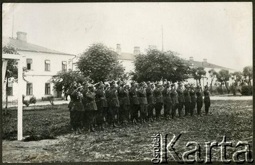 1931-1937, Brześć nad Bugiem, woj. poleskie, Polska.
Delegacje podoficerów jednostek wojskowych stacjonujących w garnizonie biorą udział w święcie 4 Batalionu Pancernego (do 1935 r. 4 Dywizjonu Pancernego), obchodzonym 1 czerwca.  
Fot. NN, kolekcja Jana Gozdawy-Gołębiowskiego, zbiory Ośrodka KARTA