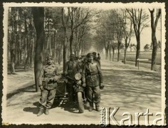 1931-1937, Brześć nad Bugiem, woj. poleskie, Polska.
Żołnierze kompanii motorowych 4 Batalionu Pancernego Wojska Polskiego (do 1935 r. 4 Dywizjonu Pancernego) stoją na drodze. Na pierwszym planie widoczny motocykl CWS M111 Sokół.  
Fot. NN, kolekcja Jana Gozdawy-Gołębiowskiego, zbiory Ośrodka KARTA