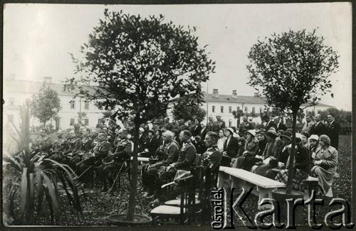 1931-1937, Brześć nad Bugiem, woj. poleskie, Polska.
Msza polowa w dniu święta 4 Batalionu Pancernego Wojska Polskiego (do 1935 r. 4 Dywizjonu Pancernego) obchodzona 1 czerwca na terenie garnizonu. 
Fot. NN, kolekcja Jana Gozdawy-Gołębiowskiego, zbiory Ośrodka KARTA