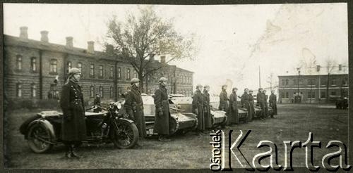 1931-1937, Brześć nad Bugiem, woj. poleskie, Polska.
Żołnierze kompanii motorowych 4 Batalionu Pancernego Wojska Polskiego (do 1935 r. 4 Dywizjonu Pancernego) biorą udział w uroczystym apelu z okazji święta batalionu (przypada 1 czerwca). 
Fot. NN, kolekcja Jana Gozdawy-Gołębiowskiego, zbiory Ośrodka KARTA